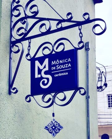 Placa artesanal e identificação do ateliê Mônica de Souza