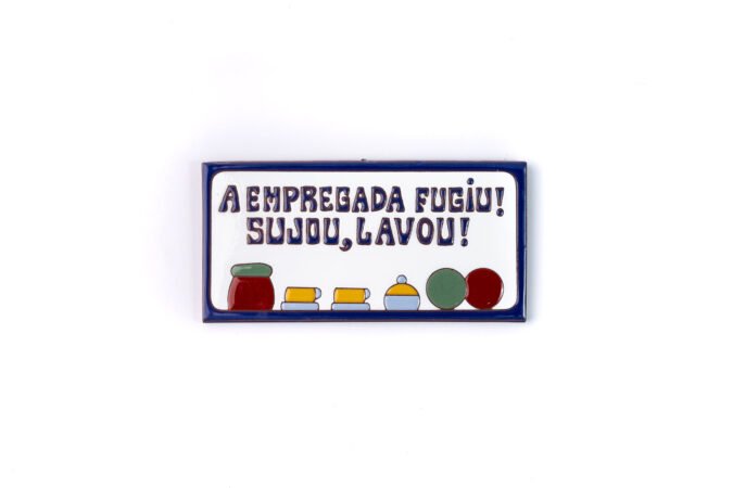 Placa Grande · A Empregada Fugiu Sujou, Lavou · Azul
