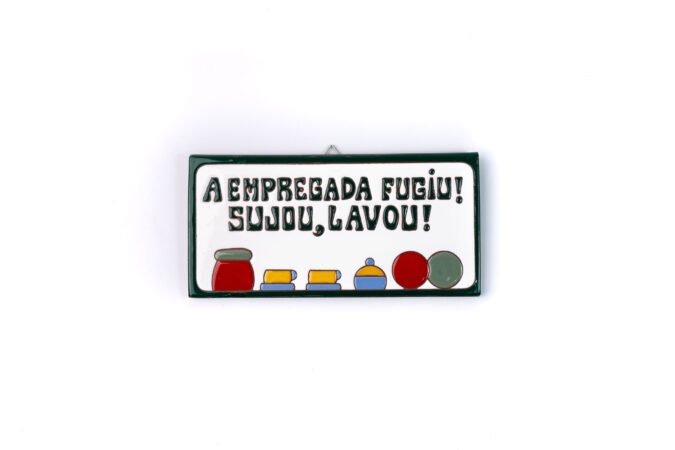 Placa Grande · A Empregada Fugiu Sujou, Lavou · Verde